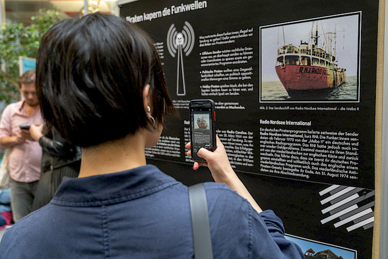 Piratensender richteten sich ein ein zumeist junges Publikum - auch sie sind nun Thema der Ausstellung.